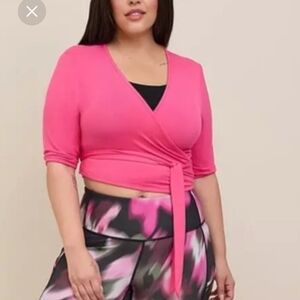 🎊Torrid Vibrant Pink Cotton Crop Wrap. SHORT SLEEVE!